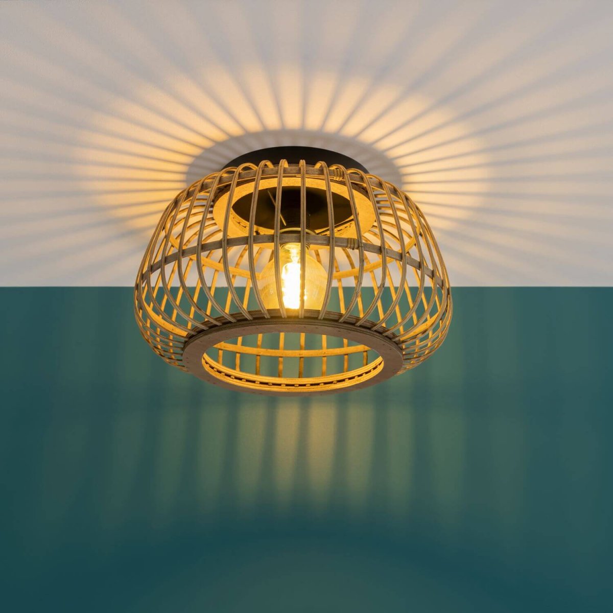 Nikka Ø40 Natur deckenleuchte Von Brilliant - Nikka ist eine wundersch&ouml;ne Deckenleuchte mit einem Schirm aus nat&uuml;rlichem Rattan, der eine warme und harmonische Atmosph&auml;re und Lichtverteilung schafft.