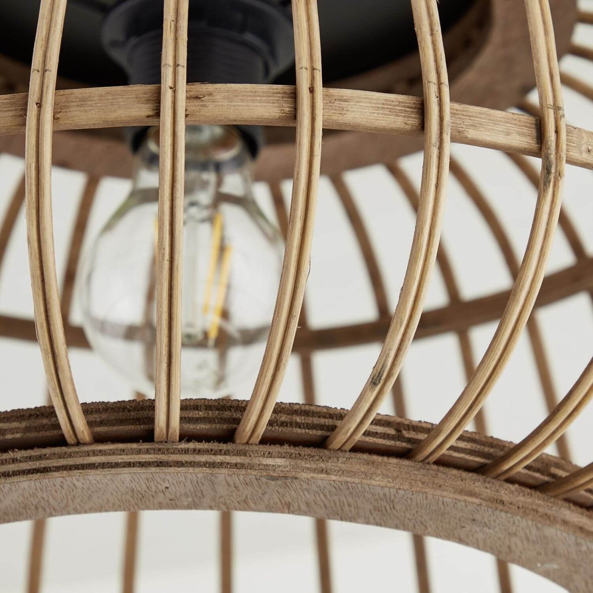 Nikka Ø40 Natur deckenleuchte Von Brilliant - Nikka ist eine wundersch&ouml;ne Deckenleuchte mit einem Schirm aus nat&uuml;rlichem Rattan, der eine warme und harmonische Atmosph&auml;re und Lichtverteilung schafft.