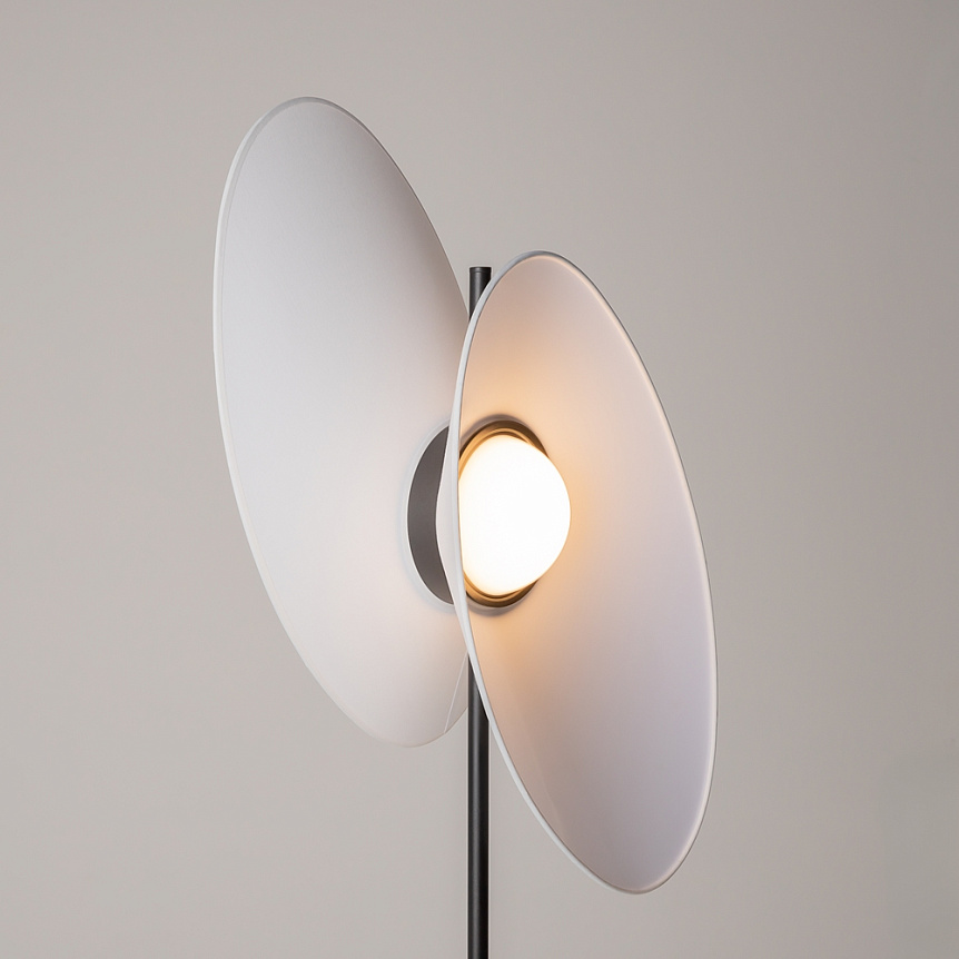 Evolution Weiß stehlampe Von Maytoni - Evolution ist eine moderne LED-Stehleuchte mit drehbaren Schirmen, mit denen Sie sowohl die Form als auch die Richtung des Lichts steuern k&ouml;nnen.