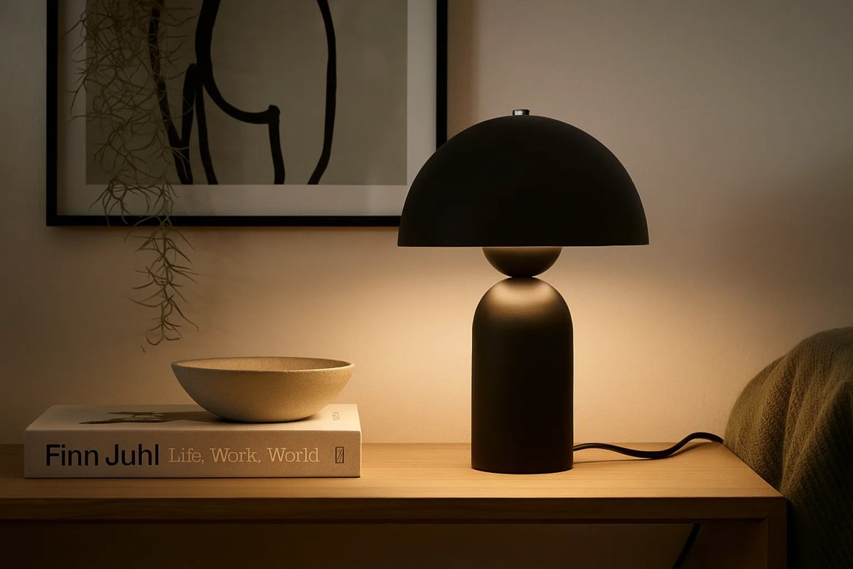 Capello 35cm Schwarz tischlampe Von Nordic Lighting - Das dekorative Chromdetail an der Oberseite verleiht der Leuchte einen eleganten Touch und macht sie zu einem sch&ouml;nen Blickfang in Schlafzimmern, Wohnzimmern und Fluren.