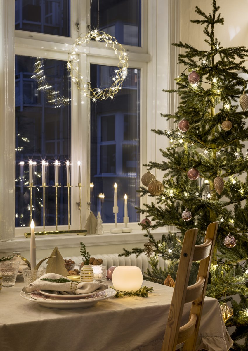 LED-Kranz Ø30 Gold Von Konstsmide - Die 32 kleinen LEDs strahlen ein gem&uuml;tliches, warmes Gelblicht aus und schaffen so eine behagliche Atmosph&auml;re.