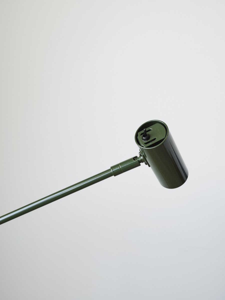 Cato dimbar Waldgrün stehlampe Von Belid - Mit einer Höhenverstellung zwischen 100–134 cm, einem Lampenschirm von 4 cm Durchmesser und einem stabilen Lampenfuß von 20 cm vereint Cato Form und Funktion auf optimale Weise.