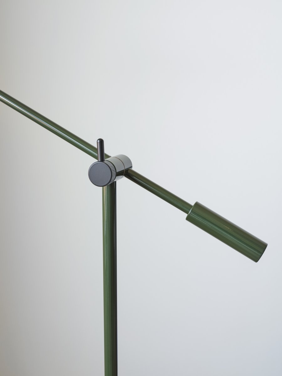 Cato dimbar Waldgrün stehlampe Von Belid - Mit einer Höhenverstellung zwischen 100–134 cm, einem Lampenschirm von 4 cm Durchmesser und einem stabilen Lampenfuß von 20 cm vereint Cato Form und Funktion auf optimale Weise.