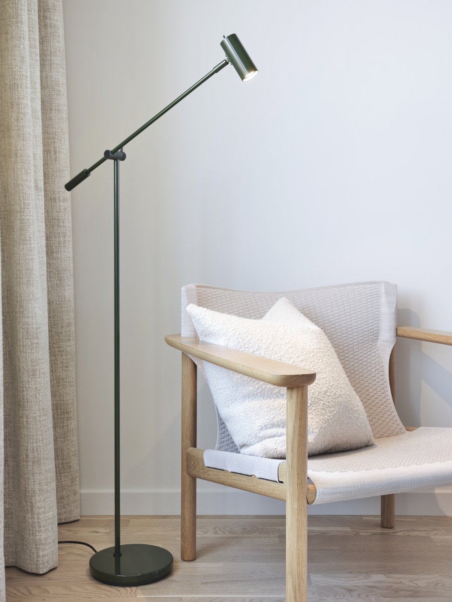 Cato dimbar Waldgrün stehlampe Von Belid - Mit einer Höhenverstellung zwischen 100–134 cm, einem Lampenschirm von 4 cm Durchmesser und einem stabilen Lampenfuß von 20 cm vereint Cato Form und Funktion auf optimale Weise.