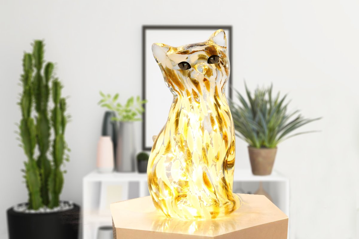 Katt 22cm Braun/weiß tischlampe Von Pixie Design - Im Inneren der Leuchte befindet sich ein LED-Streifen mit kleinen Dioden, der ein warmes und stimmungsvolles Licht verbreitet.