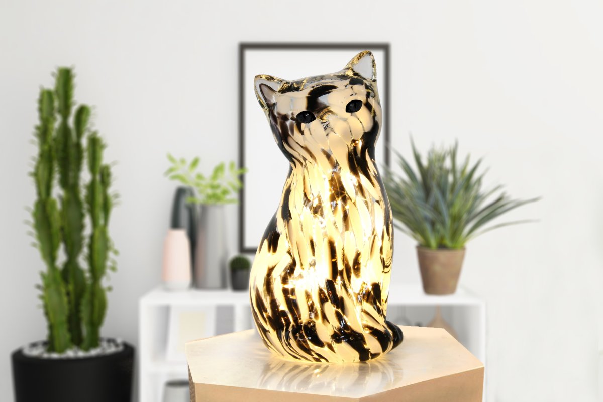 Katt 22cm Schwarzweiß tischlampe Von Pixie Design - Im Inneren der Leuchte befindet sich ein LED-Streifen mit kleinen Dioden, der ein warmes und stimmungsvolles Licht verbreitet.