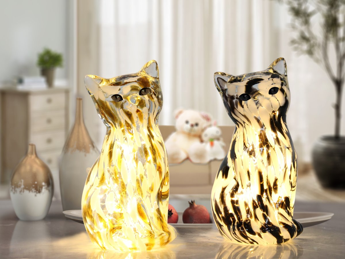 Katt 22cm Braun/weiß tischlampe Von Pixie Design - Im Inneren der Leuchte befindet sich ein LED-Streifen mit kleinen Dioden, der ein warmes und stimmungsvolles Licht verbreitet.