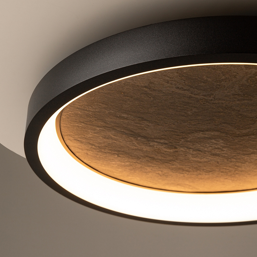 Orign Ø40 Schwarz deckenleuchte Von Maytoni - Orign ist eine Deckenleuchte aus Metall mit einer eleganten Steinimitation in der Mitte, die einen nat&uuml;rlichen und exklusiven Eindruck vermittelt.