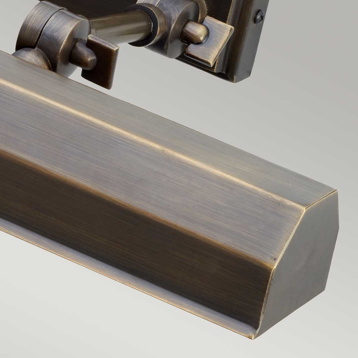 Chawtown 40cm Bronze Von Elstead Lighting - Ihre längliche Form sorgt für eine gleichmäßige Lichtverteilung und eignet sich perfekt zur Beleuchtung von Gemälden und Kunstwerken.