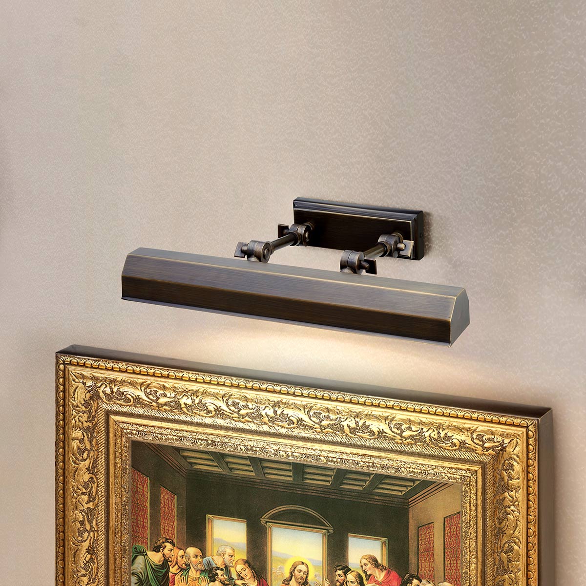 Chawtown 40cm Bronze Von Elstead Lighting - Ihre längliche Form sorgt für eine gleichmäßige Lichtverteilung und eignet sich perfekt zur Beleuchtung von Gemälden und Kunstwerken.