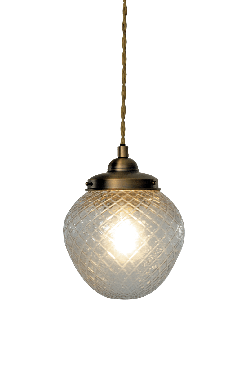Gatsby Ø15 Antikmessing fensterlampe Von Aneta Lighting - Die Gatsby-Fensterleuchte besticht durch ihr klassisches und elegantes Design mit einem dekorativen Schirm aus klarem, geh&auml;rtetem Glas und Metalldetails in Antikmessing-Optik.