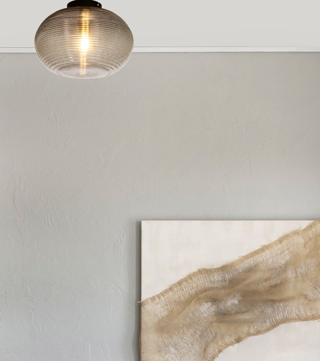 Sefyr Ø32 Rauchfarben deckenleuchte Von Aneta Lighting - SEFYR-Plafond mit flachem, geripptem, farbigem Glas, 40 W E27 (nicht im Lieferumfang enthalten).