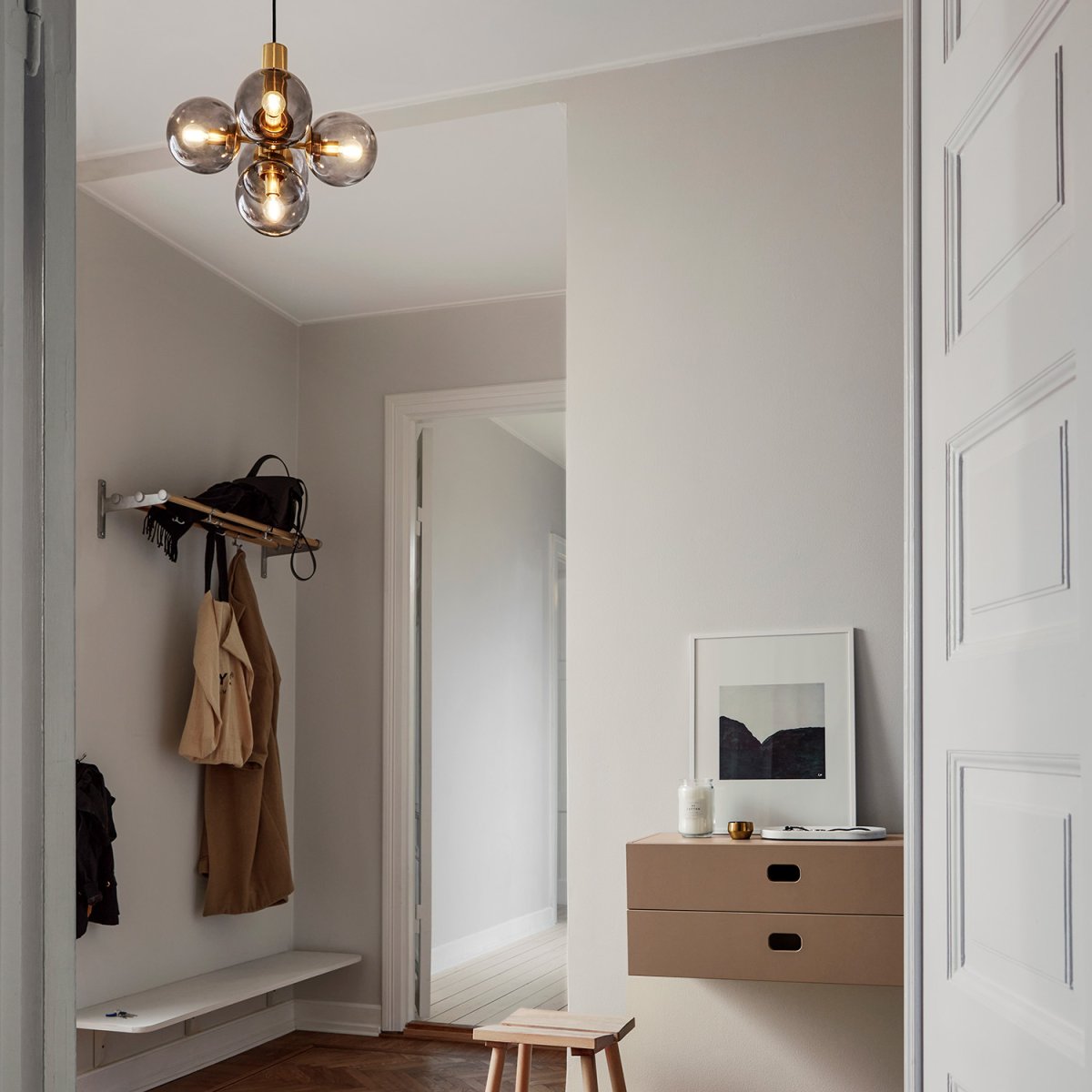 Avenue Ø43 Messing hängelampe Von CO Bankeryd - Avenue passt über den Esstisch, wo es ein schönes Licht verbreitet, oder über den Couchtisch, um im Wohnzimmer Stil zu setzen.