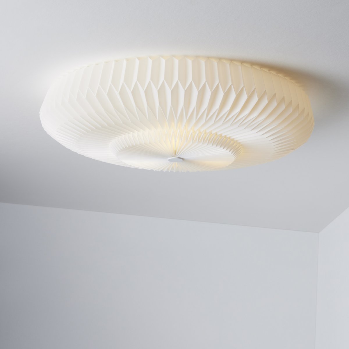 Belli Ø55 Weiß deckenleuchte Von CO Bankeryd - Perfekt f&uuml;r R&auml;ume, in die eine h&auml;ngende Deckenlampe nicht passt.