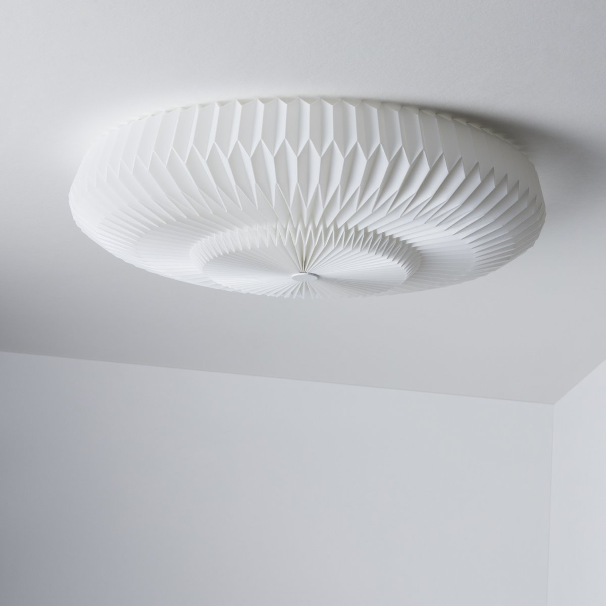Belli Ø55 Weiß deckenleuchte Von CO Bankeryd - Perfekt f&uuml;r R&auml;ume, in die eine h&auml;ngende Deckenlampe nicht passt.