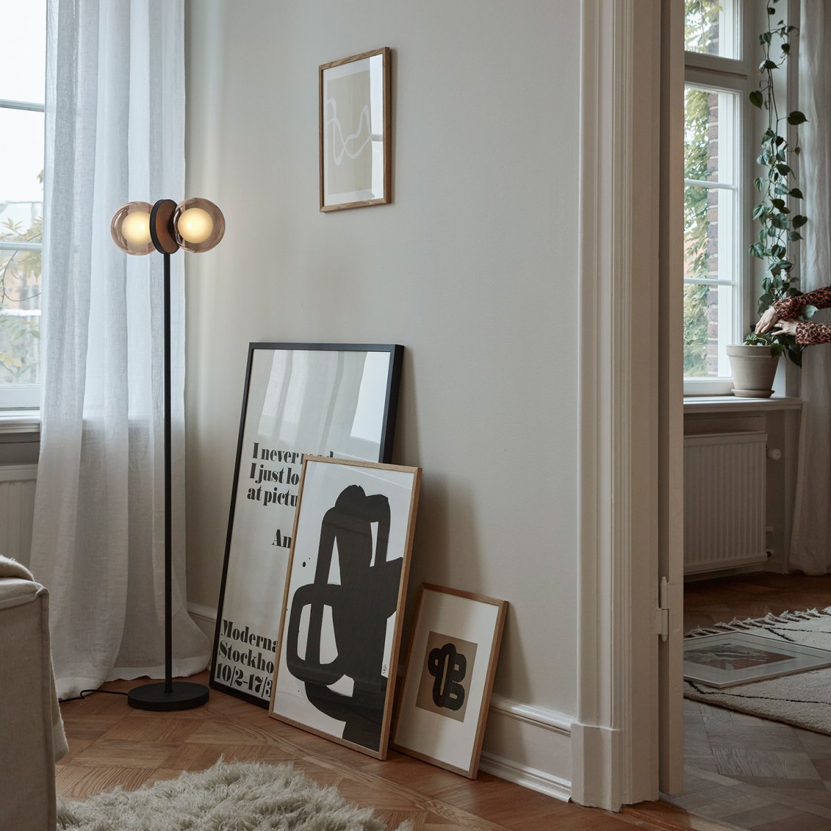 Discus Schwarz stehlampe Von CO Bankeryd - Die Opalglaskuppeln sind in Rauchglas eingefasst, das für ein warmes, dekoratives Licht im Raum sorgt.