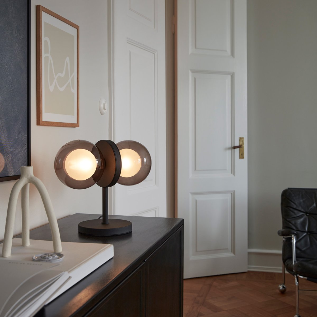 Discus 30cm Schwarz tischlampe Von CO Bankeryd - Die Opalglaskuppeln sind in Rauchglas eingefasst, das für ein warmes, dekoratives Licht im Raum sorgt.