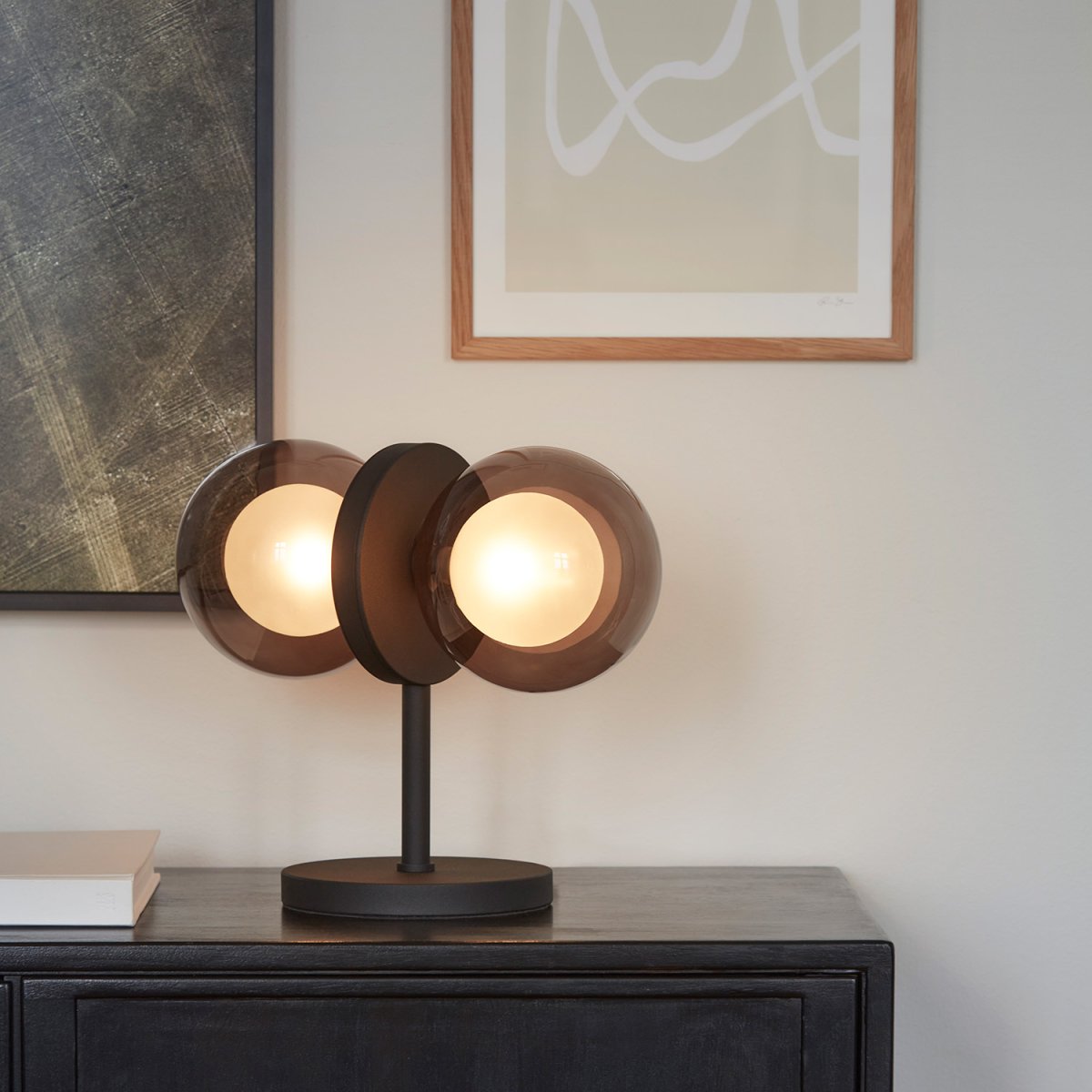 Discus 30cm Schwarz tischlampe Von CO Bankeryd - Die Opalglaskuppeln sind in Rauchglas eingefasst, das für ein warmes, dekoratives Licht im Raum sorgt.