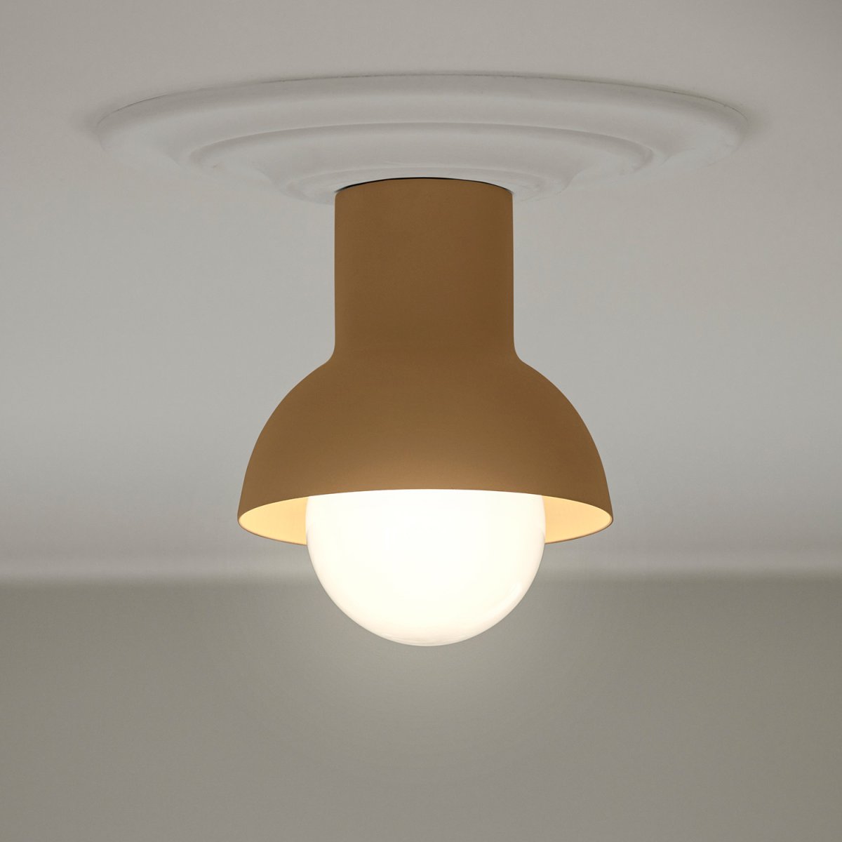 Down Ø20 Dunkler Senf deckenleuchte Von CO Bankeryd - Down Plafond hat ein jugendliches und skandinavisches Design, das mit seinem stimmungsvollen Licht perfekt in den Flur oder die K&uuml;che passt.