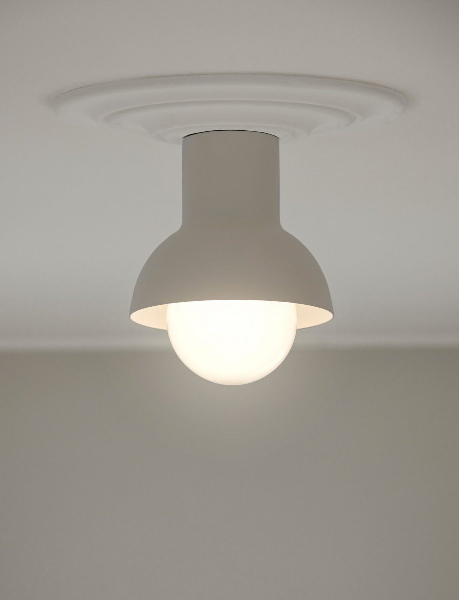 Down Ø20 Beige deckenleuchte Von CO Bankeryd - Down Plafond hat ein jugendliches und skandinavisches Design, das mit seinem stimmungsvollen Licht perfekt in den Flur oder die K&uuml;che passt.