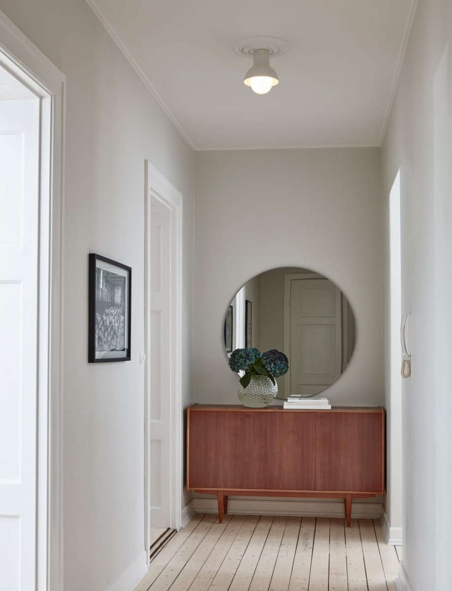 Down Ø20 Beige deckenleuchte Von CO Bankeryd - Down Plafond hat ein jugendliches und skandinavisches Design, das mit seinem stimmungsvollen Licht perfekt in den Flur oder die K&uuml;che passt.