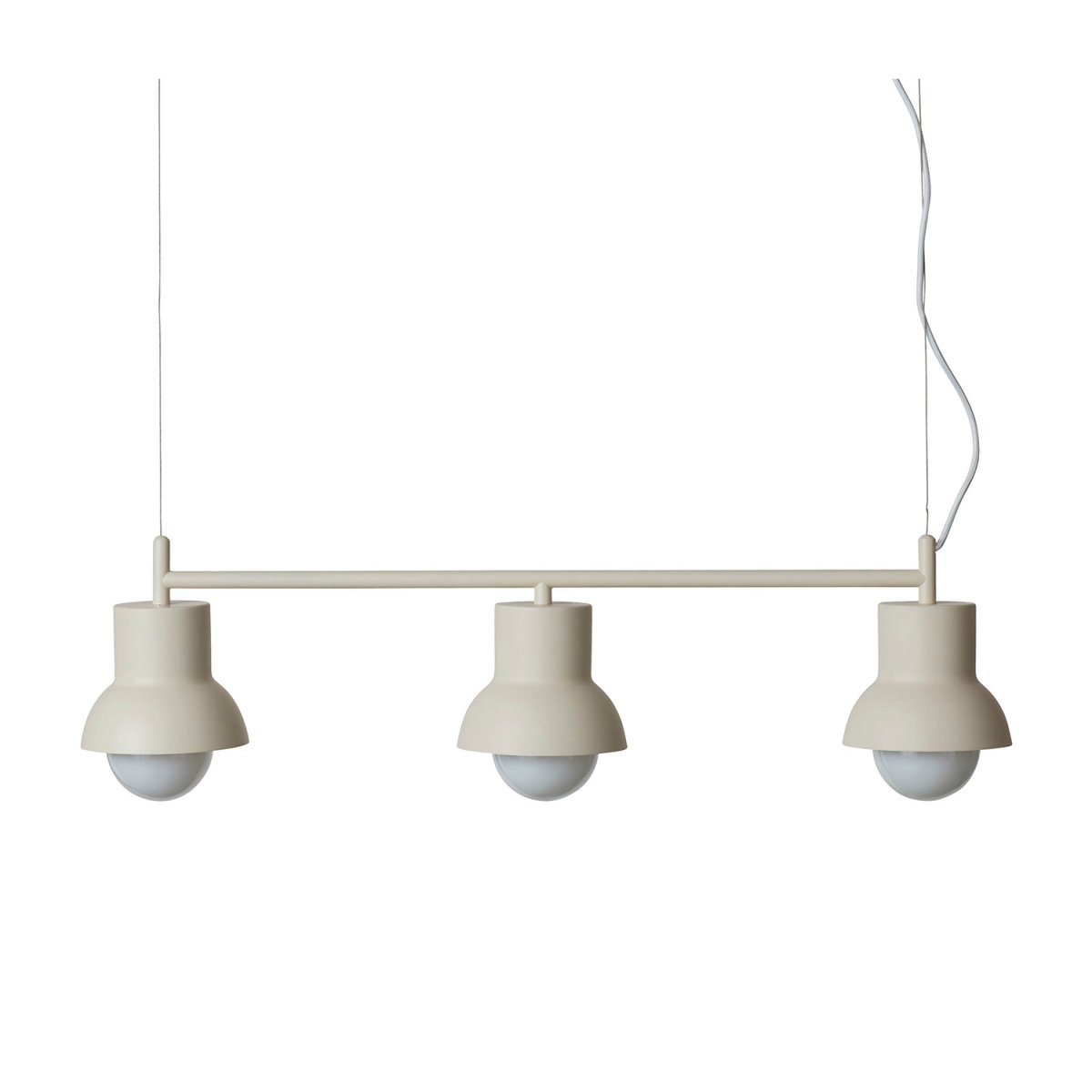 Down Long 82cm Hellbeige hängelampe Von CO Bankeryd - Die Deckenleuchte Down Long hat ein jugendliches und skandinavisches Design, das mit seinem stimmungsvollen Licht perfekt über den Esstisch passt und dort den Mittelpunkt des Zuhauses beleuchtet.