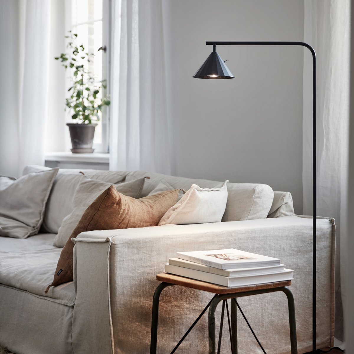 Rain Anthrazit stehlampe Von CO Bankeryd - Die Stehlampe Rain ist ideal für gemütliche Lesemomente und kann neben dem Sofa oder einem Lieblingssessel aufgestellt werden.