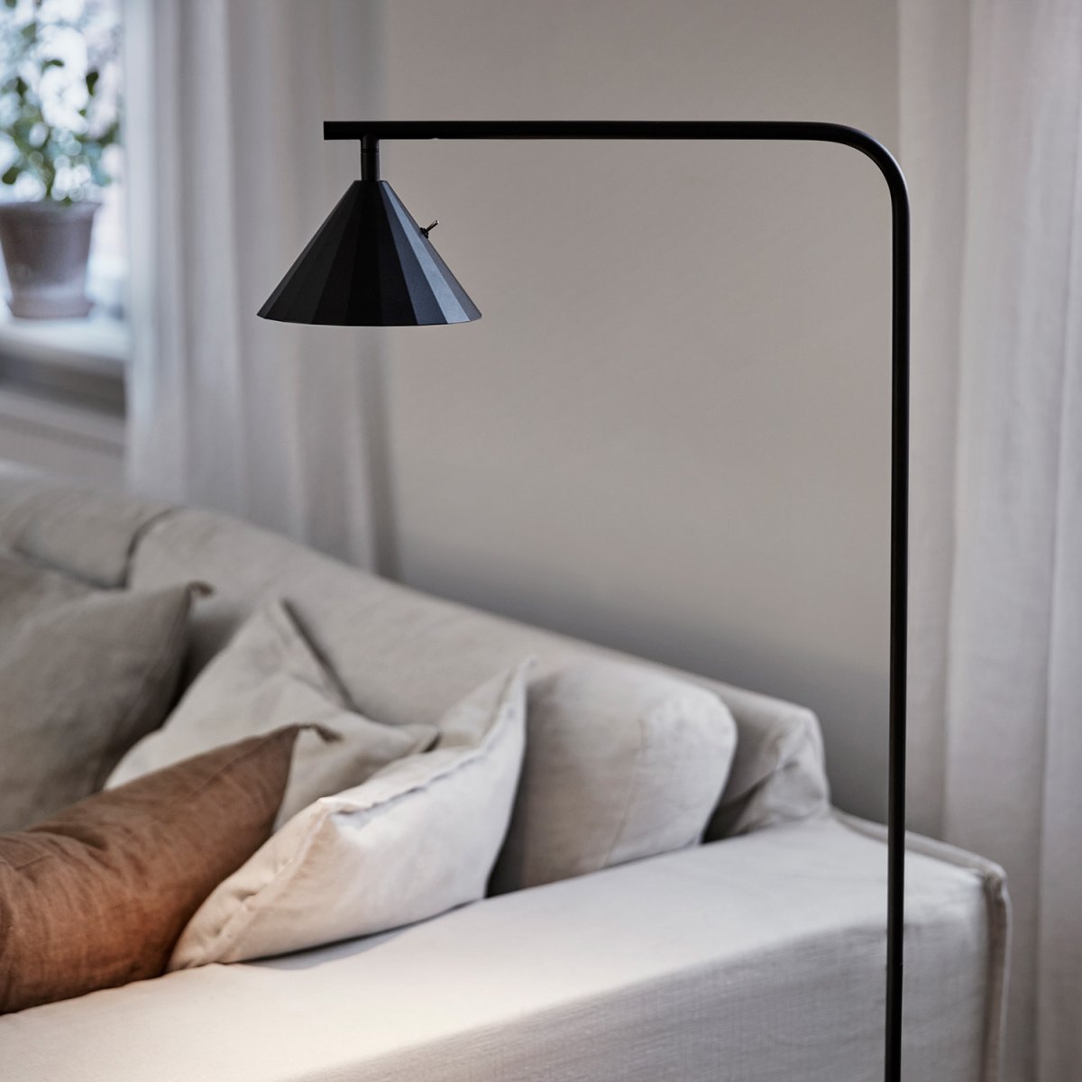 Rain Anthrazit stehlampe Von CO Bankeryd - Die Stehlampe Rain ist ideal für gemütliche Lesemomente und kann neben dem Sofa oder einem Lieblingssessel aufgestellt werden.