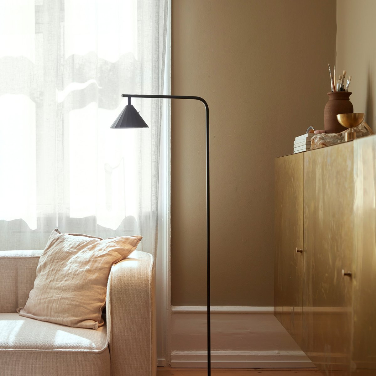 Rain Anthrazit stehlampe Von CO Bankeryd - Die Stehlampe Rain ist ideal für gemütliche Lesemomente und kann neben dem Sofa oder einem Lieblingssessel aufgestellt werden.