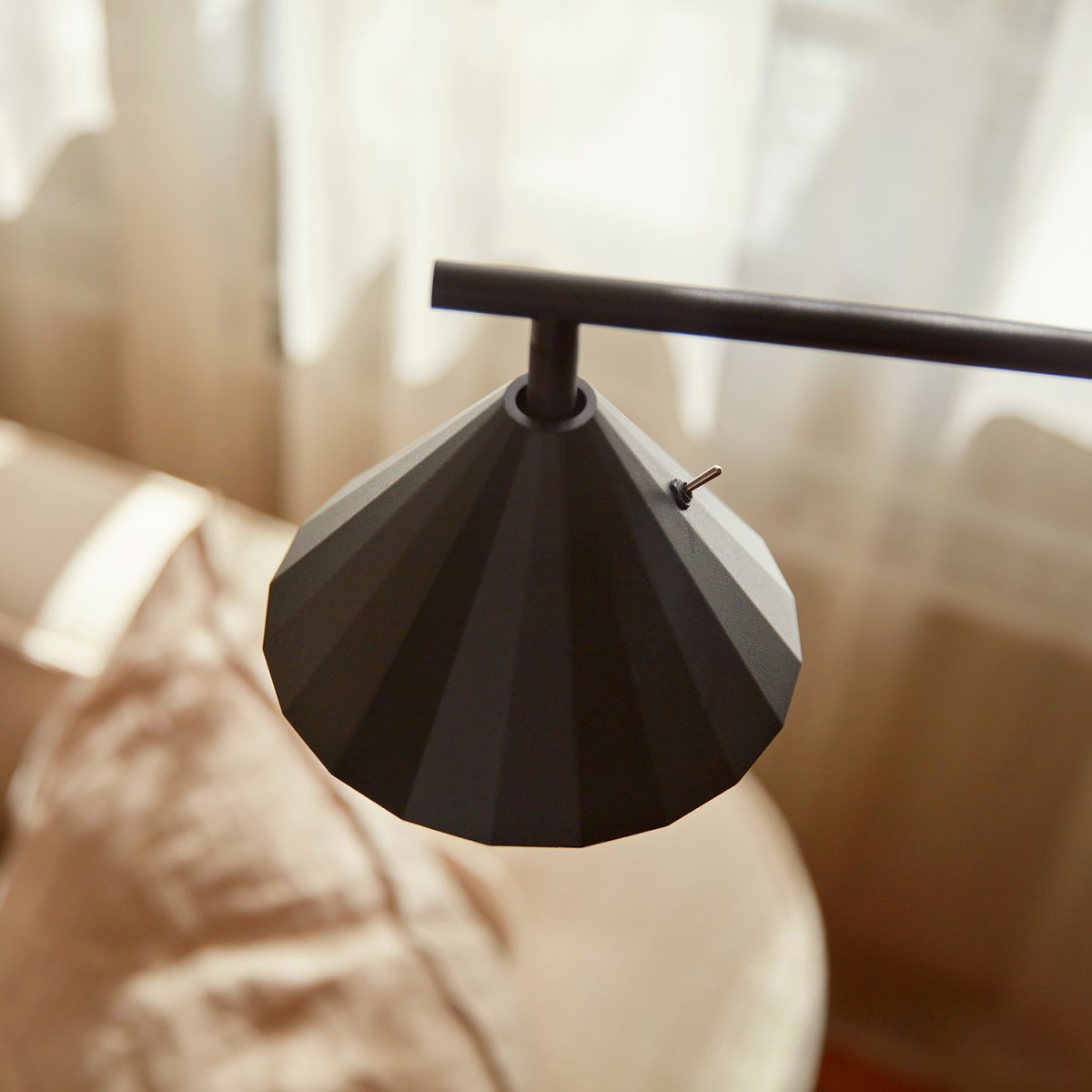 Rain Anthrazit stehlampe Von CO Bankeryd - Die Stehlampe Rain ist ideal für gemütliche Lesemomente und kann neben dem Sofa oder einem Lieblingssessel aufgestellt werden.