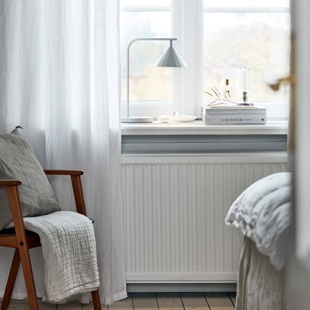 Rain 40cm Grau tischlampe Von CO Bankeryd - Die Tischlampe Rain ist ideal f&uuml;r eine gem&uuml;tliche Lesezeit und kann neben dem Sofa oder einem Lieblingssessel aufgestellt werden.