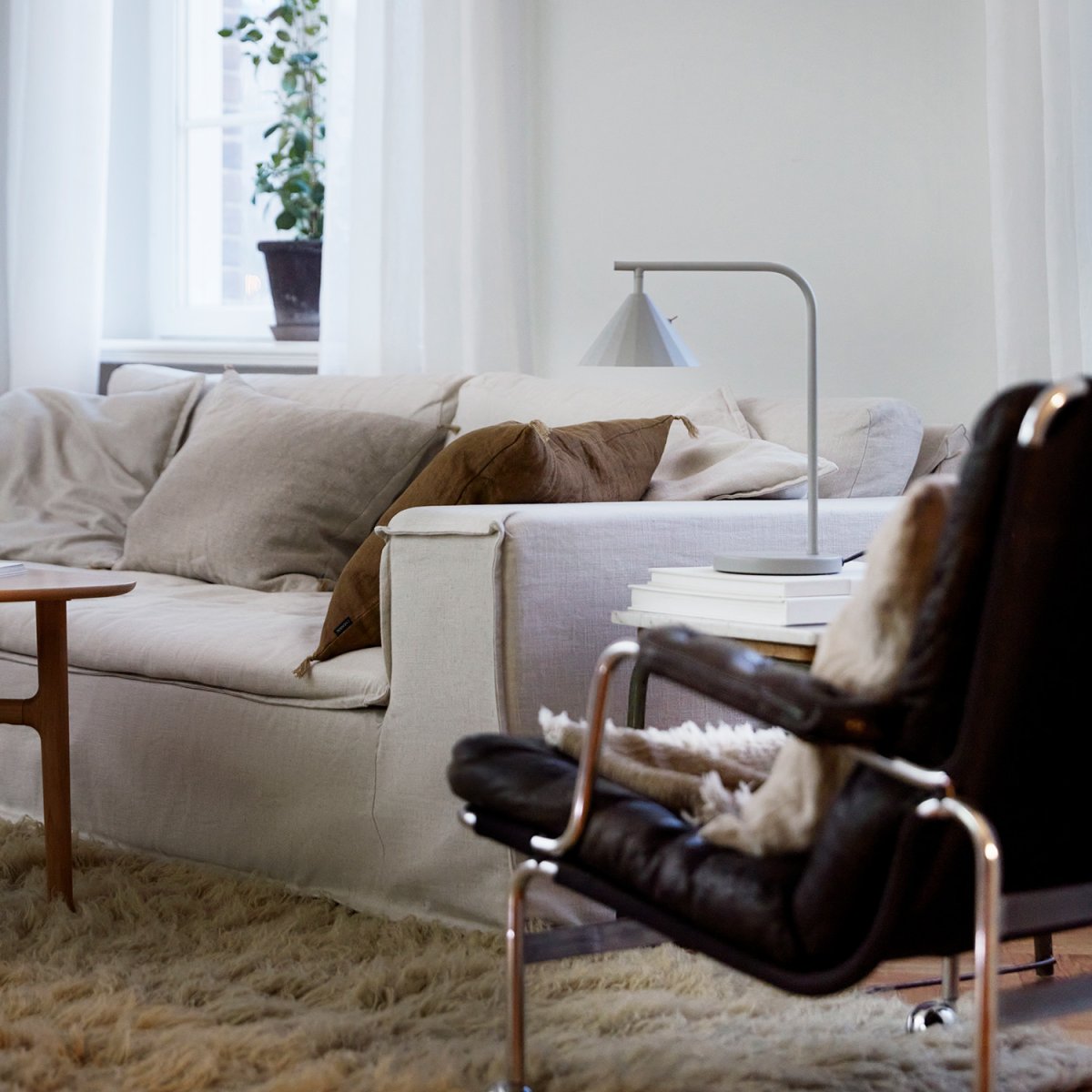 Rain 40cm Grau tischlampe Von CO Bankeryd - Die Tischlampe Rain ist ideal f&uuml;r eine gem&uuml;tliche Lesezeit und kann neben dem Sofa oder einem Lieblingssessel aufgestellt werden.