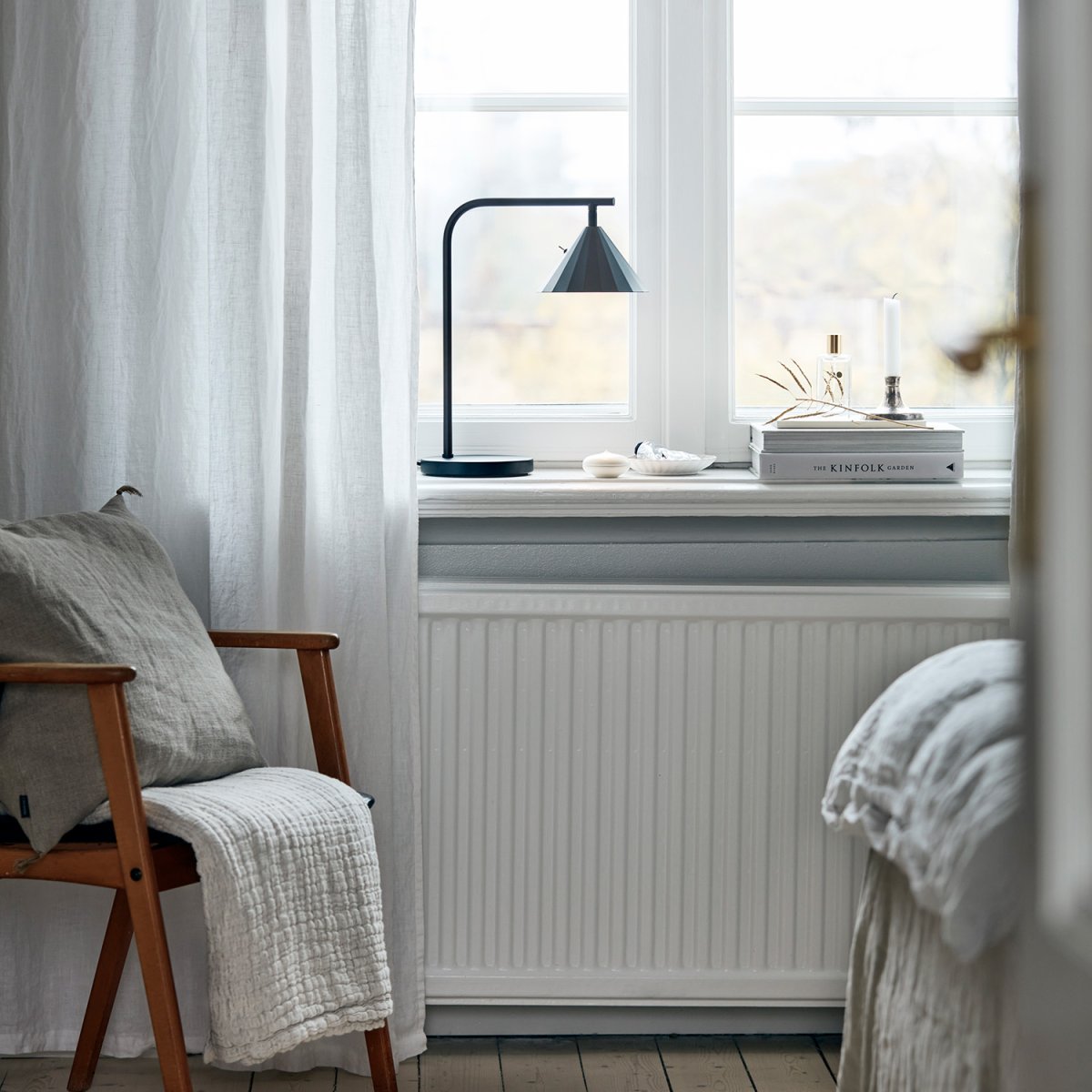 Rain 40cm Anthrazit tischlampe Von CO Bankeryd - Die Tischlampe Rain ist ideal für eine gemütliche Lesezeit und kann neben dem Sofa oder einem Lieblingssessel aufgestellt werden.
