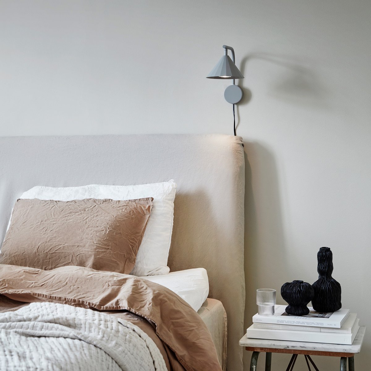 Rain 25cm Grau wandlampe Von CO Bankeryd - Abends sorgt es f&uuml;r funktionales Licht und tags&uuml;ber verleiht es dem Schlafbereich einen interessanten, skandinavischen Charakter.