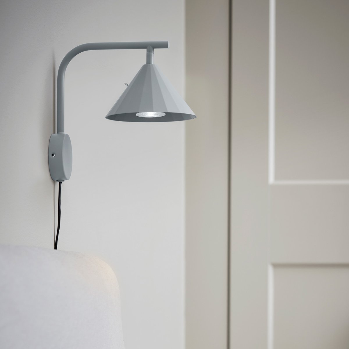 Rain 25cm Grau wandlampe Von CO Bankeryd - Abends sorgt es f&uuml;r funktionales Licht und tags&uuml;ber verleiht es dem Schlafbereich einen interessanten, skandinavischen Charakter.