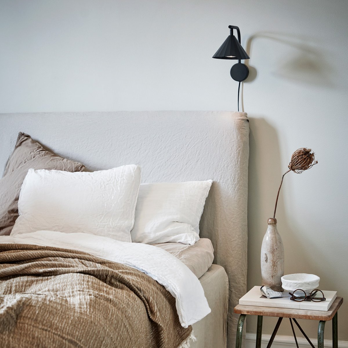 Rain 25cm Anthrazit wandlampe Von CO Bankeryd - Abends sorgt es f&uuml;r funktionales Licht und tags&uuml;ber verleiht es dem Schlafbereich einen interessanten, skandinavischen Charakter.