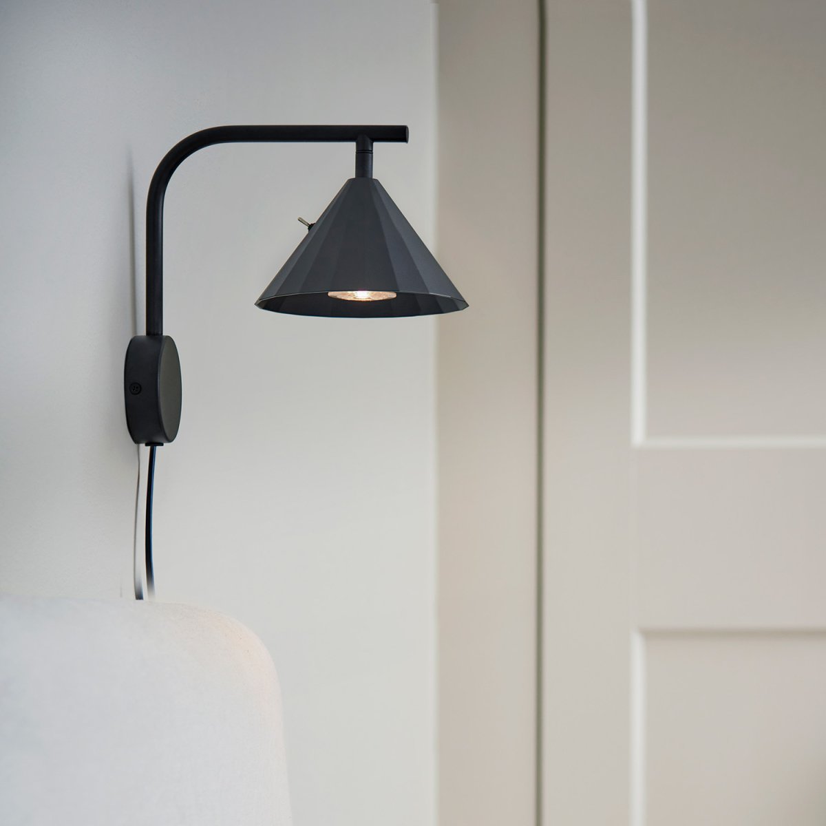 Rain 25cm Anthrazit wandlampe Von CO Bankeryd - Abends sorgt es f&uuml;r funktionales Licht und tags&uuml;ber verleiht es dem Schlafbereich einen interessanten, skandinavischen Charakter.