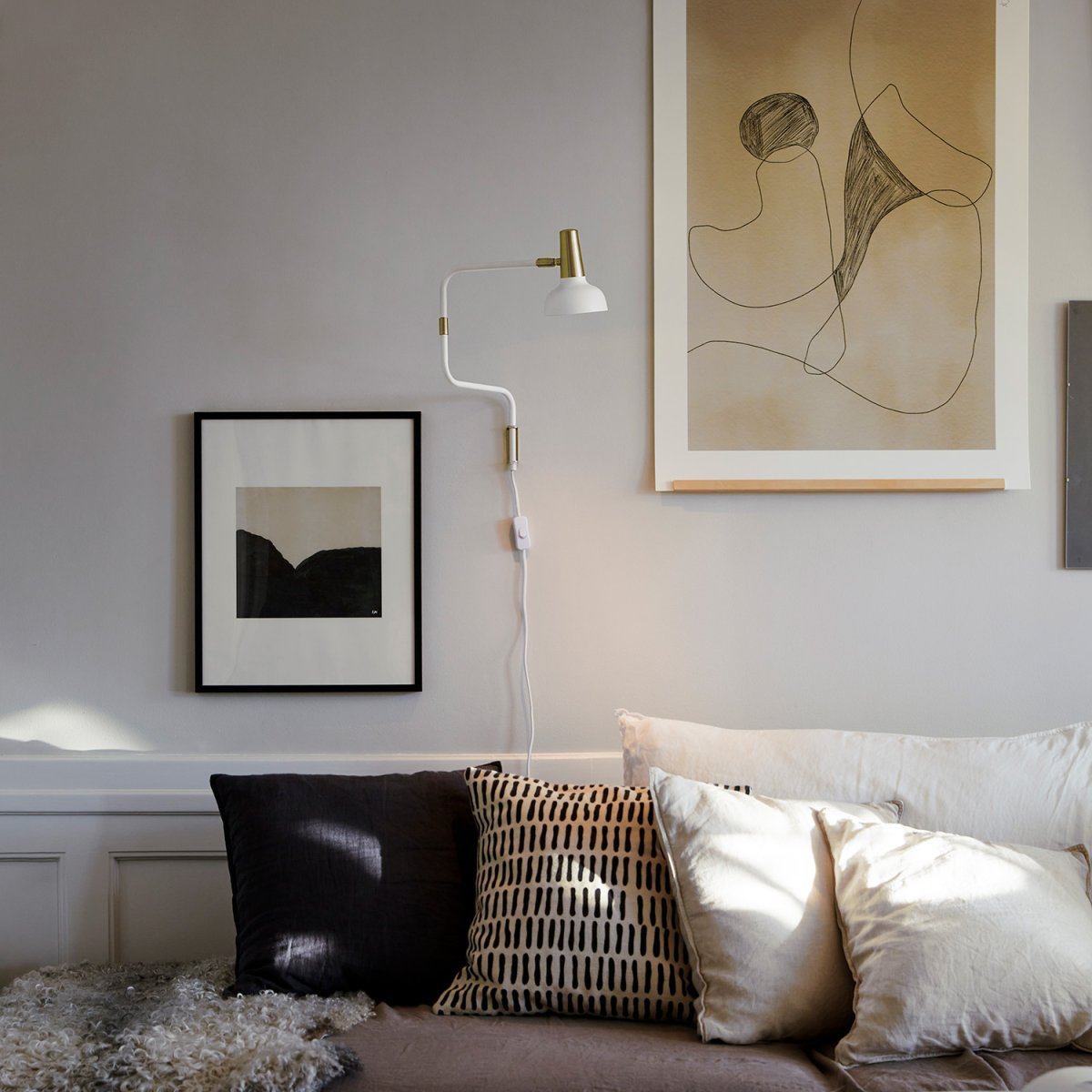 Ray Warmweiß leselampe Von CO Bankeryd - Die Wandleuchte Ray lässt sich sowohl im Wohnzimmer neben einem Sofa oder Sessel als auch im Flur oder über einem Sideboard gut einsetzen und verleiht dem Raum dort eine moderne Note.
