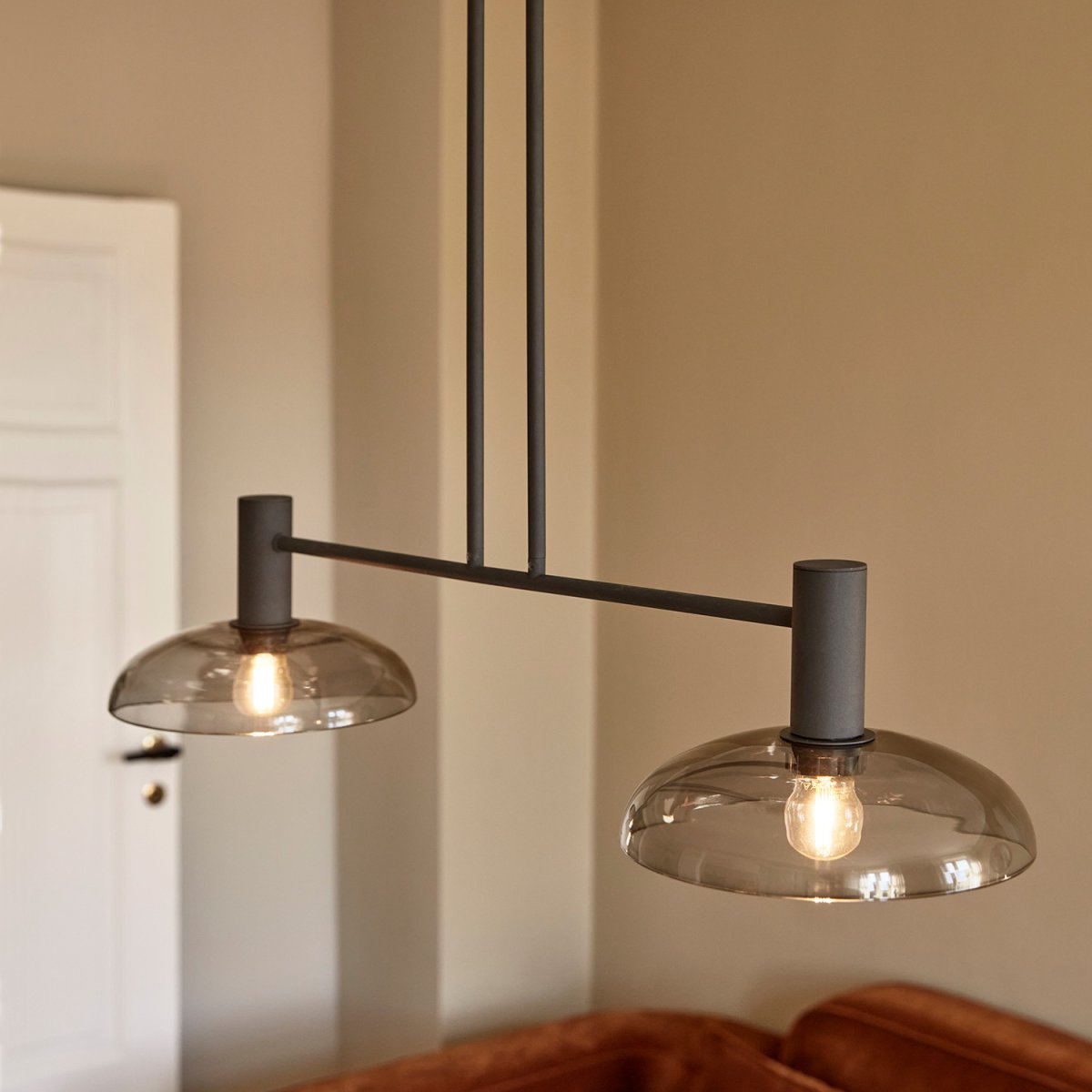 Ufo Long 80cm Schwarz hängelampe Von CO Bankeryd - Die Leuchte nimmt ausreichend Platz ein und verbreitet einen sch&ouml;nen Schimmer &uuml;ber dem rechteckigen Tisch im Essbereich oder &uuml;ber dem Couchtisch im Wohnzimmer.