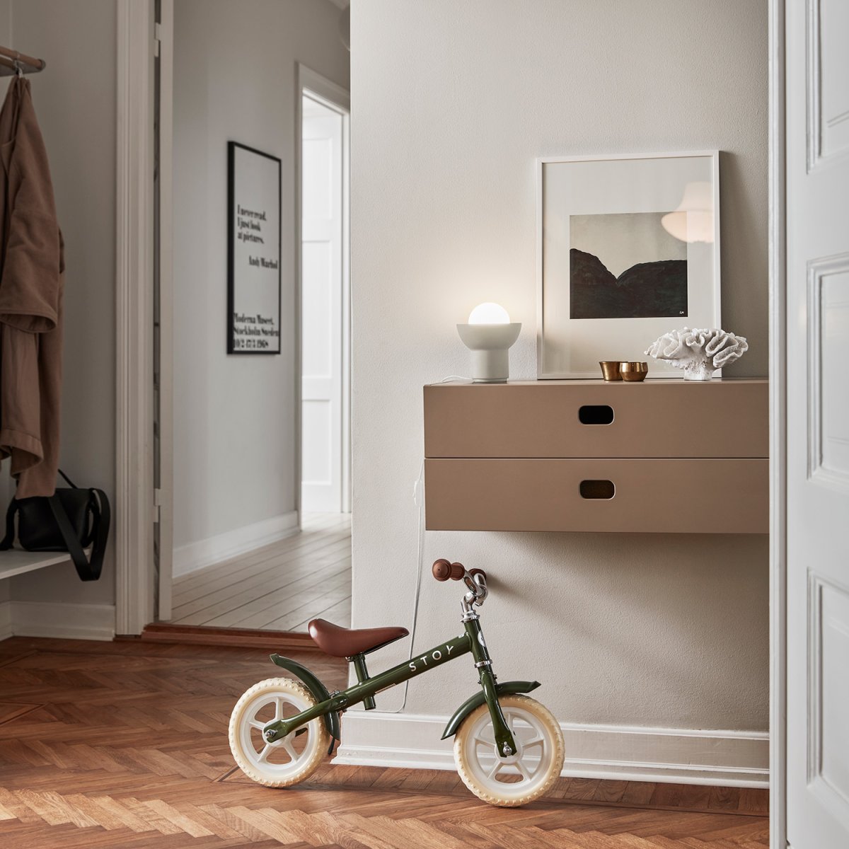 Up 13cm Hellbeige tischlampe Von CO Bankeryd - Die Up-Tischlampe hat ein jugendliches und skandinavisches Design, bei dem das gerichtete Licht zu einem dekorativen Teil der Lampenform wird.