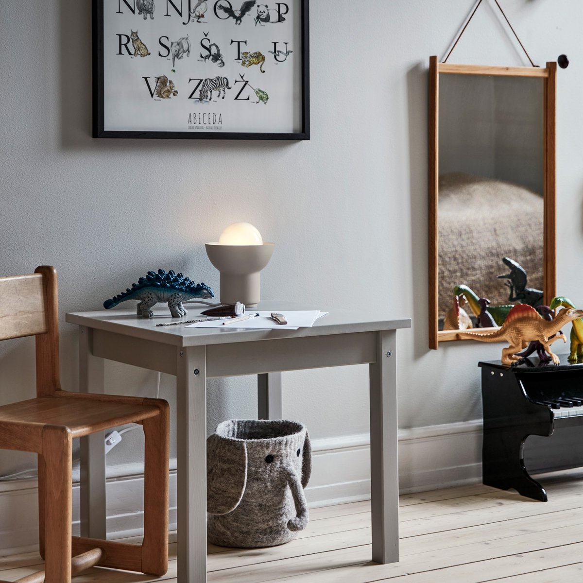 Up 13cm Hellbeige tischlampe Von CO Bankeryd - Die Up-Tischlampe hat ein jugendliches und skandinavisches Design, bei dem das gerichtete Licht zu einem dekorativen Teil der Lampenform wird.