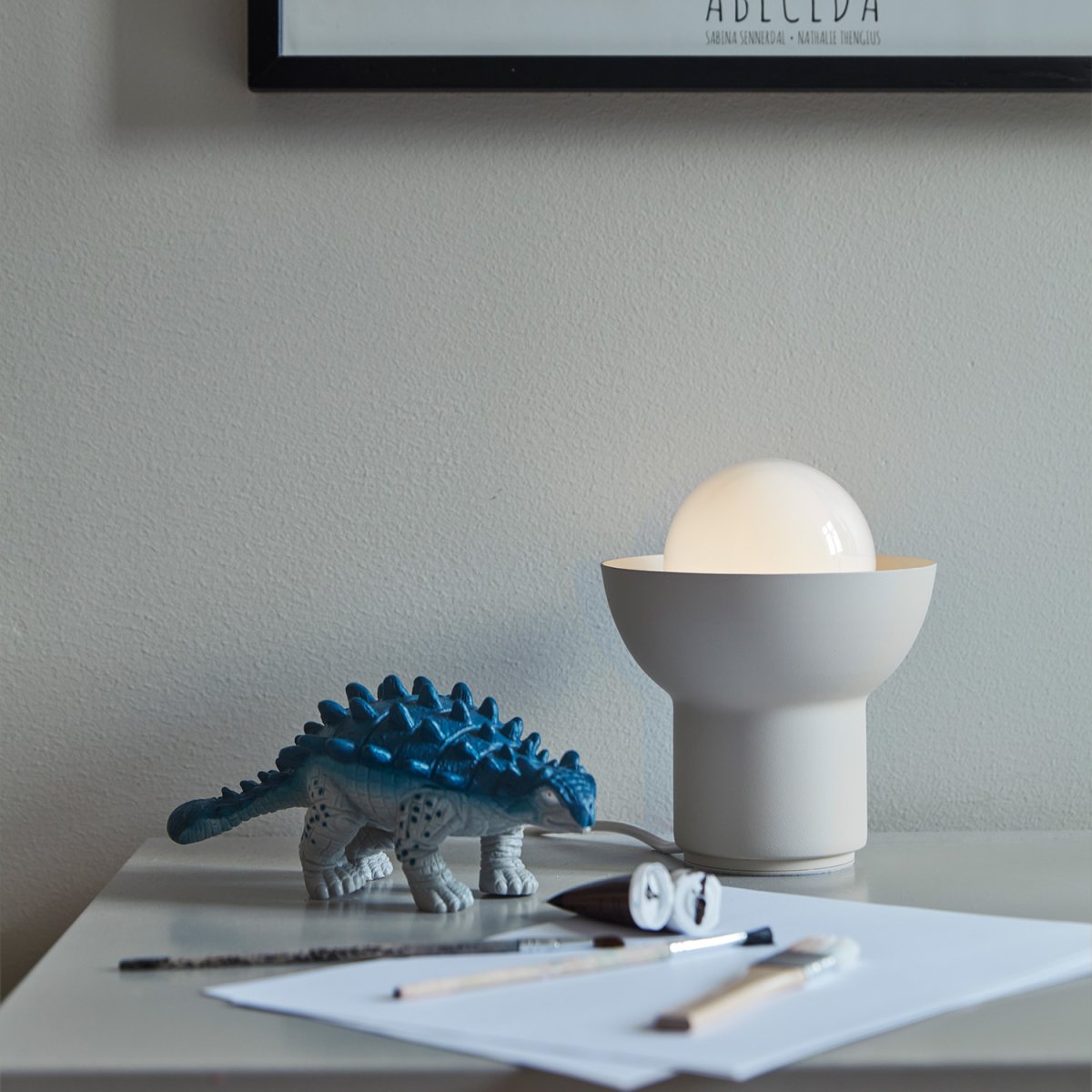 Up 13cm Hellbeige tischlampe Von CO Bankeryd - Die Up-Tischlampe hat ein jugendliches und skandinavisches Design, bei dem das gerichtete Licht zu einem dekorativen Teil der Lampenform wird.