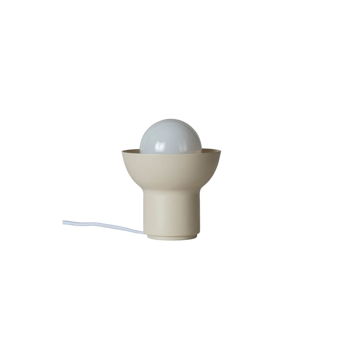 Up 13cm Hellbeige tischlampe Von CO Bankeryd - Die Up-Tischlampe hat ein jugendliches und skandinavisches Design, bei dem das gerichtete Licht zu einem dekorativen Teil der Lampenform wird.