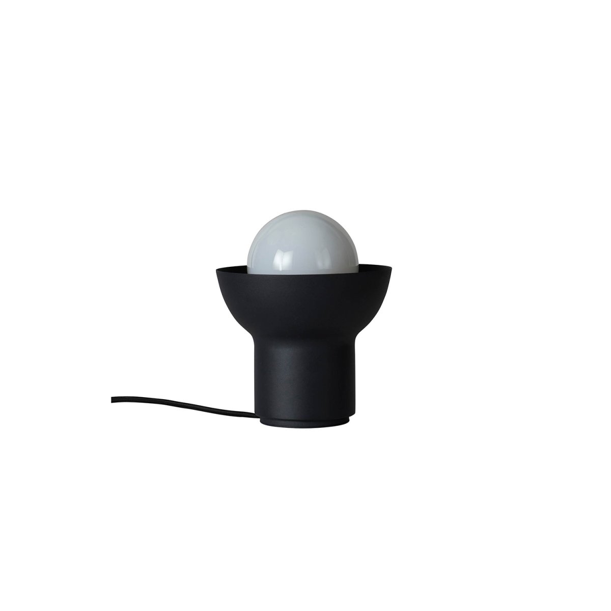Up 13cm Anthrazit tischlampe Von CO Bankeryd - Die Up-Tischlampe hat ein jugendliches und skandinavisches Design, bei dem das gerichtete Licht zu einem dekorativen Teil der Lampenform wird.
