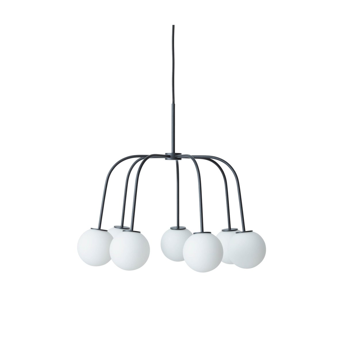 Waterfall Ø50 Schwarz hängelampe Von CO Bankeryd - Die Deckenleuchte passt gut über einen Esstisch in der Küche oder im Esszimmer und wird dort zu einem schlichten und modernen Blickfang im Raum.