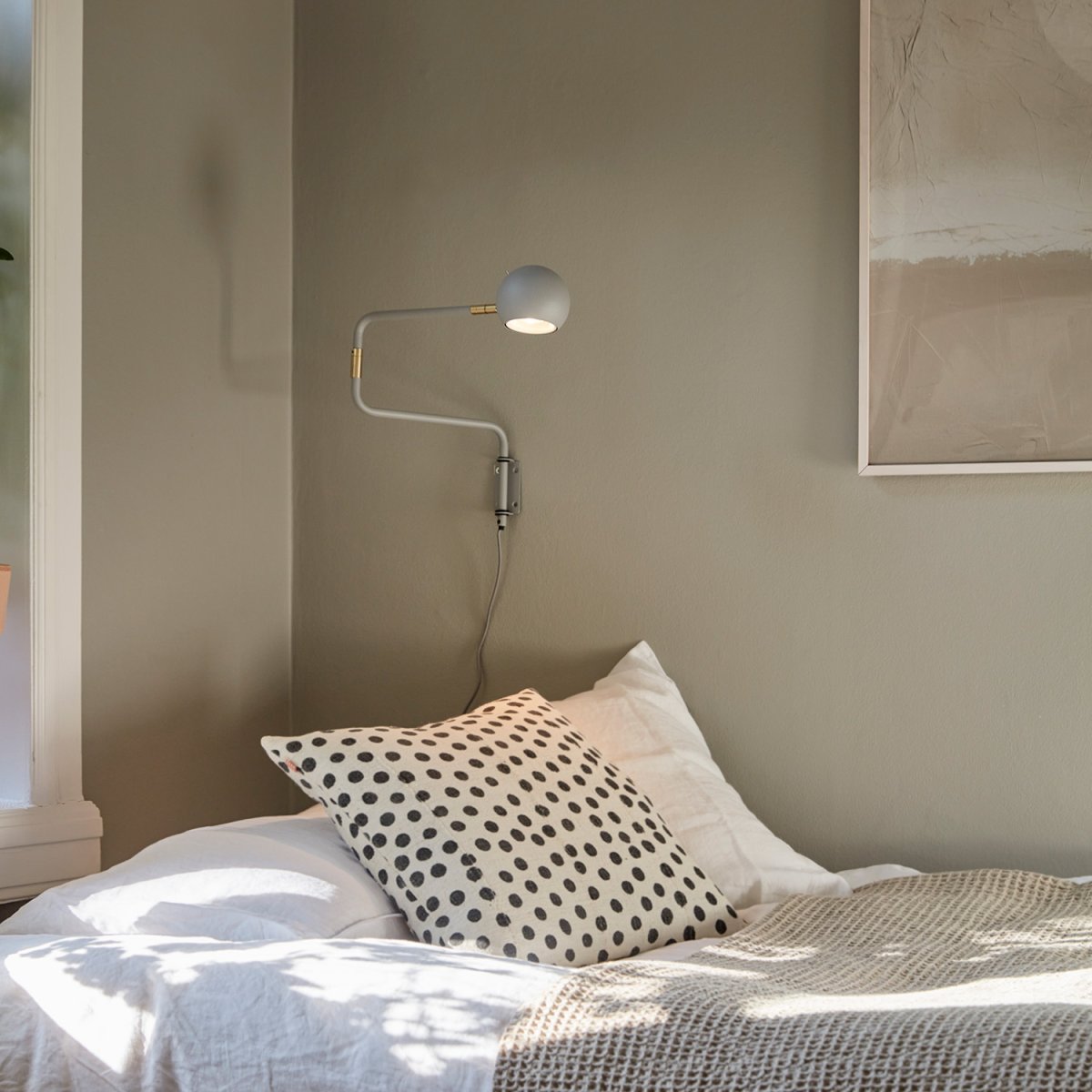 Yes! 62cm Grau wandlampe Von CO Bankeryd - Die Wandleuchte 62 ist mit ihrem modernen Ausdruck eine perfekte Leselampe f&uuml;r das Schlafzimmer.