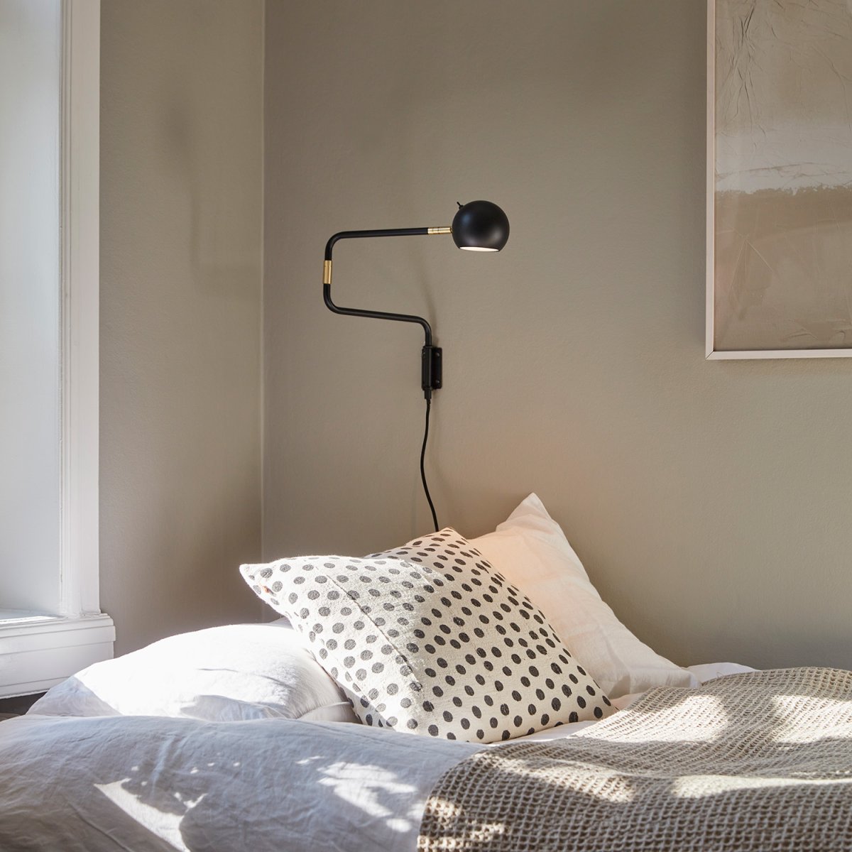 Yes! 62cm Anthrazit wandlampe Von CO Bankeryd - Die Wandleuchte 62 ist mit ihrem modernen Ausdruck eine perfekte Leselampe f&uuml;r das Schlafzimmer.