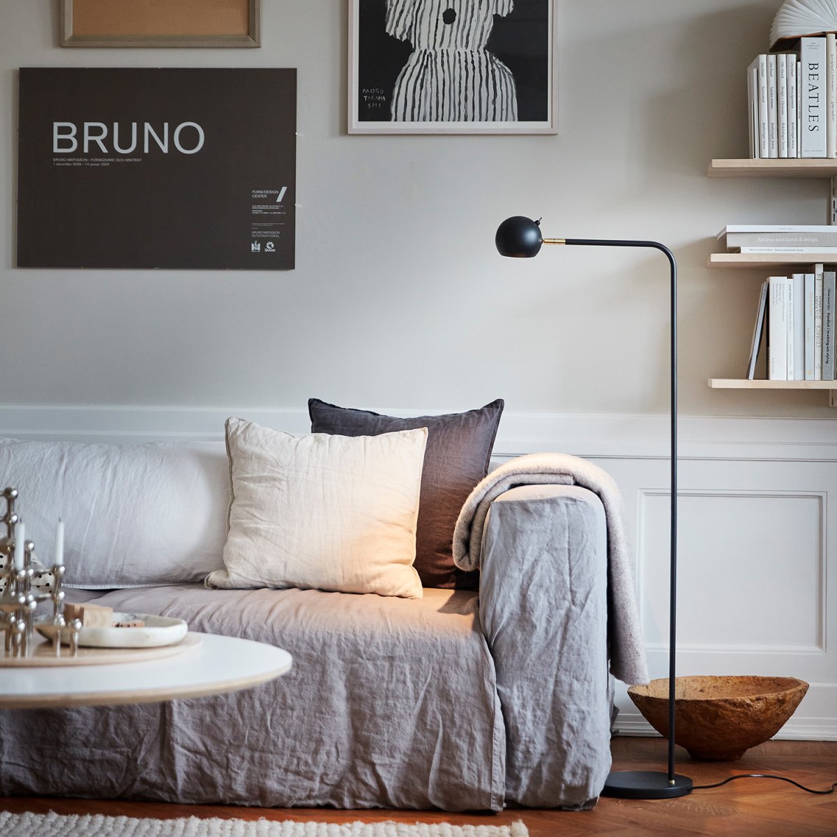 Yes! Anthrazit stehlampe Von CO Bankeryd - Die Stehleuchte mit ihrem modernen Ausdruck ist ideal für eine gemütliche Lesezeit.