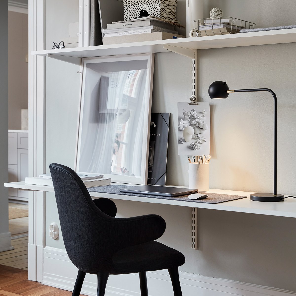 Yes! 54cm Anthrazit schreibtischlampe Von CO Bankeryd - Die Tischlampe ist für die Platzierung neben dem Sofa oder einem Lieblingssessel konzipiert.