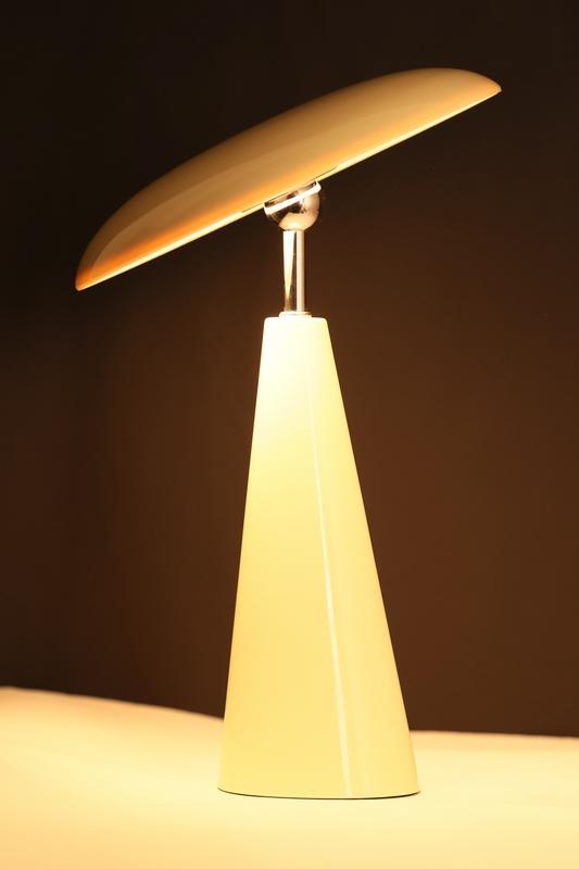 Audrey 33cm Beige tragbare Von Eja - Die integrierte LED-Beleuchtung sorgt für angenehmes Licht, und die Leuchte ist dimmbar, um die gewünschte Atmosphäre im Raum zu schaffen.